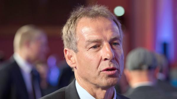 Weltmeister und Bäckersohn: Der Blondschopf, der sowohl während seiner Karriere als Spieler als auch später als Trainer große Erfolge im Fußball feierte, begann seine Laufbahn ganz bodenständig. Obwohl er schon als Jugendlicher ein äußerst erfolgreicher Fußballer war, drängten seine Eltern ihn, nach seinem Realschulabschluss eine Lehre in der Bäckerei des Vaters zu machen. Dann sagte der junge Mann allerdings auf Wiedersehen zum Mehlstaub: Mit 18 begann er seine Profikarriere beim damaligen Zweitligisten Stuttgarter Kickers.