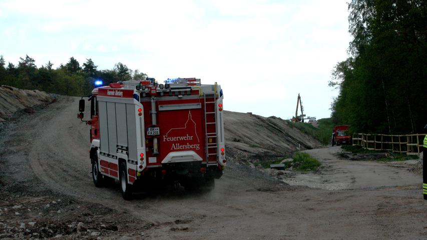 Das Tanklöschfahrzeug aus Allersberg auf dem Weg zum Damm, von dem aus die Wassersäcke bei dem Transportfahrzeug vor der Bombe gefüllt werden.