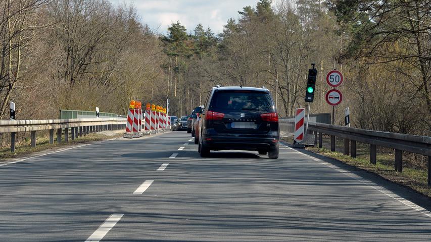  Die Weinstraße ist auf Höhe Brücke über die B4 halbseitig gesperrt, der Verkehr wird mit einer Ampel geregelt.