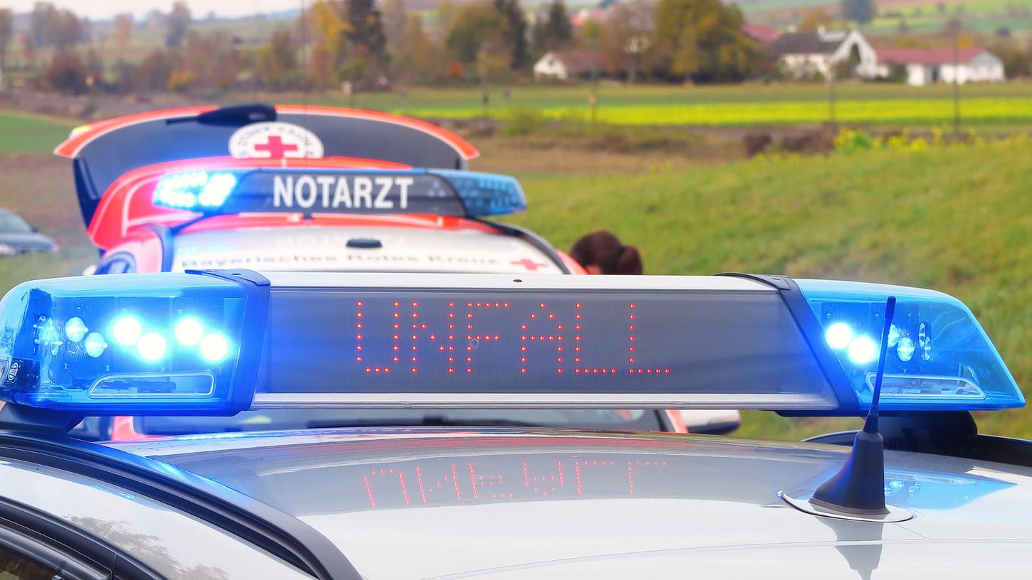 Auf der A3 zwischen Nittendorf und Laaber hat es heftig gekracht: Drei Pkw waren beteiligt, zwei Personen wurden schwer verletzt und ein weiterer Unfallbeteiligter erlitt einen Herzinfarkt. 