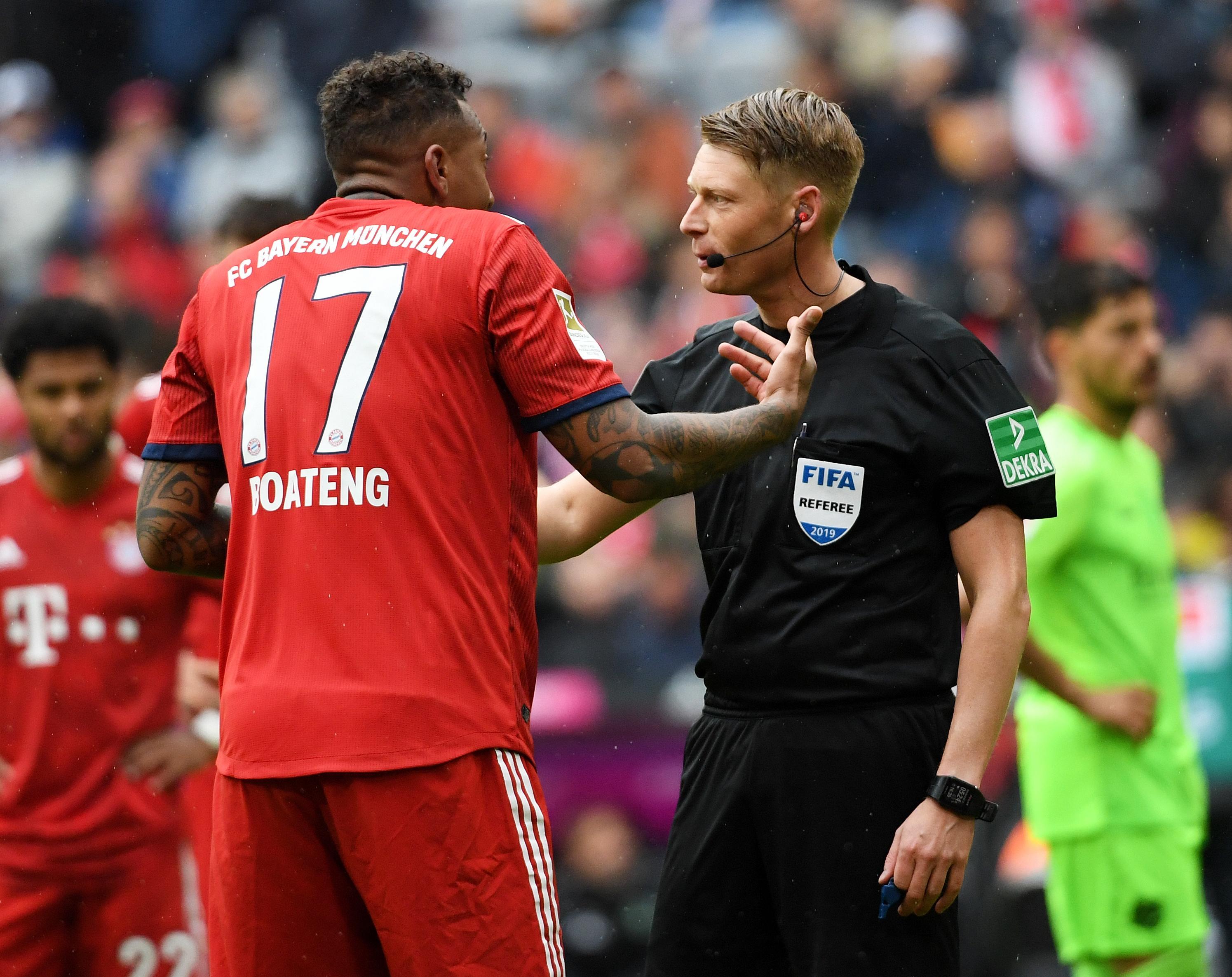 04.05.2019, Bayern, München: Fußball: Bundesliga, Bayern München - Hannover 96, 32. Spieltag in der Allianz-Arena. Münchens Jerome Boateng (l) diskutiert mit dem Schiedsrichter Christian Dingert. Foto: Angelika Warmuth/dpa - WICHTIGER HINWEIS: Gemäß den Vorgaben der DFL Deutsche Fußball Liga bzw. des DFB Deutscher Fußball-Bund ist es untersagt, in dem Stadion und/oder vom Spiel angefertigte Fotoaufnahmen in Form von Sequenzbildern und/oder videoähnlichen Fotostrecken zu verwerten bzw. verwerten zu lassen. +++ dpa-Bildfunk +++