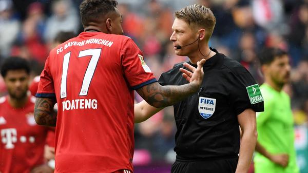 04.05.2019, Bayern, München: Fußball: Bundesliga, Bayern München - Hannover 96, 32. Spieltag in der Allianz-Arena. Münchens Jerome Boateng (l) diskutiert mit dem Schiedsrichter Christian Dingert. Foto: Angelika Warmuth/dpa - WICHTIGER HINWEIS: Gemäß den Vorgaben der DFL Deutsche Fußball Liga bzw. des DFB Deutscher Fußball-Bund ist es untersagt, in dem Stadion und/oder vom Spiel angefertigte Fotoaufnahmen in Form von Sequenzbildern und/oder videoähnlichen Fotostrecken zu verwerten bzw. verwerten zu lassen. +++ dpa-Bildfunk +++