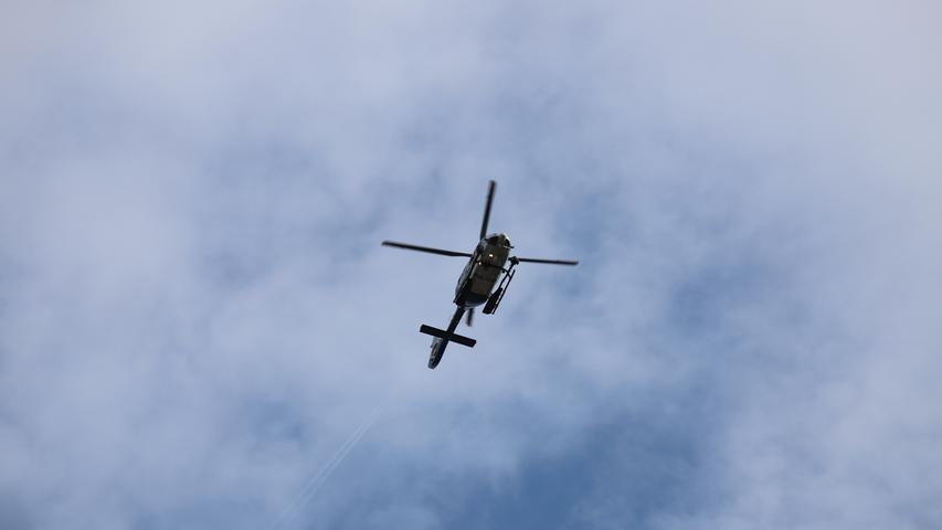 Ein Hubschrauber flog das Waldstück rund um den Fundort ab, um mögliche Spaziergänger vor der Sprengung in Sicherheit zu bringen.
