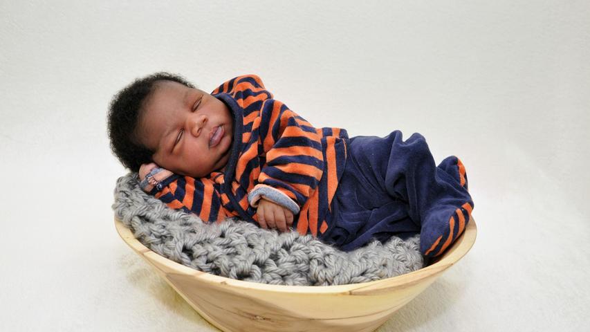 Stolze 4040 Gramm brachte dieser Wonneproppen bei seiner Geburt am 2. Mai auf die Waage. Bei seiner Geburt im Klinikum Hallerwiese maß er ganze 56 Zentimeter.