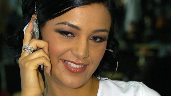 Model, Sängerin und Werbegesicht, Promi-Sternchen und Moderatorin: Verona Pooth, ehemals Feldbusch, hat auf mannigfaltige Wege bewiesen, dass sie sich im Gespräch halten kann. Der Hit "Ritmo de la noche" mit ihr als Sängerin war ebenso Bestandteil ihrer Karriere wie ihre öffentlichkeitswirksame Beziehung zu Dieter Bohlen oder ihre Werbeauftritte. "Da werden sie geholfen", ihren berühmten Werbespruch für einen Telefondienstleister, kann man eben auch ohne Abi dahinträllern. Pooth hat ihre Laufbahn nach der Hauptschule beendet, eine nachfolgende Episode an einer Berufsschule beendete sie schließlich selbst und widmete sich ganz ihrer damaligen Karriere als Model.