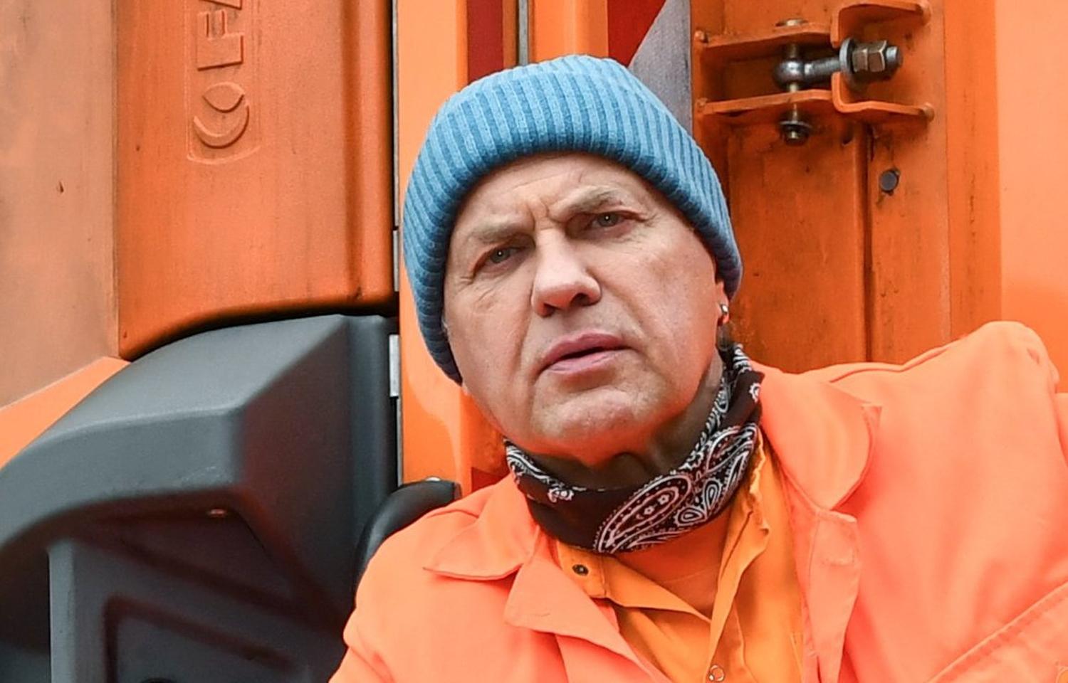 Uwe Ochsenknecht hat sich schon in jungen Jahren für die Schauspielerei entschieden und gegen die Schule. "Ich wollte Schauspieler werden und fand es total sinnlos, Mengenlehre zu lernen", sagte er in einem "Zeit"-Interview. Mit 15 blieb er zum dritten Mal sitzen und flog vom Gymnasium. Damit war die schulische Karriere erst einmal beendet. Die schauspielerische Laufbahn nahm da aber erst richtig Fahrt auf: Bereits mit 17 wurde er an einer Schauspielschule in Bochum aufgenommen, mit der Rolle eines Bootsmannes in "Das Boot" schaffte er schließlich seinen Durchbruch. Es folgten Filme wie "Männer" oder "Schtonk!".