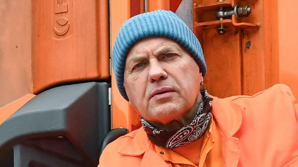 Uwe Ochsenknecht hat sich schon in jungen Jahren für die Schauspielerei entschieden und gegen die Schule. "Ich wollte Schauspieler werden und fand es total sinnlos, Mengenlehre zu lernen", sagte er in einem "Zeit"-Interview. Mit 15 blieb er zum dritten Mal sitzen und flog vom Gymnasium. Damit war die schulische Karriere erst einmal beendet. Die schauspielerische Laufbahn nahm da aber erst richtig Fahrt auf: Bereits mit 17 wurde er an einer Schauspielschule in Bochum aufgenommen, mit der Rolle eines Bootsmannes in "Das Boot" schaffte er schließlich seinen Durchbruch. Es folgten Filme wie "Männer" oder "Schtonk!".