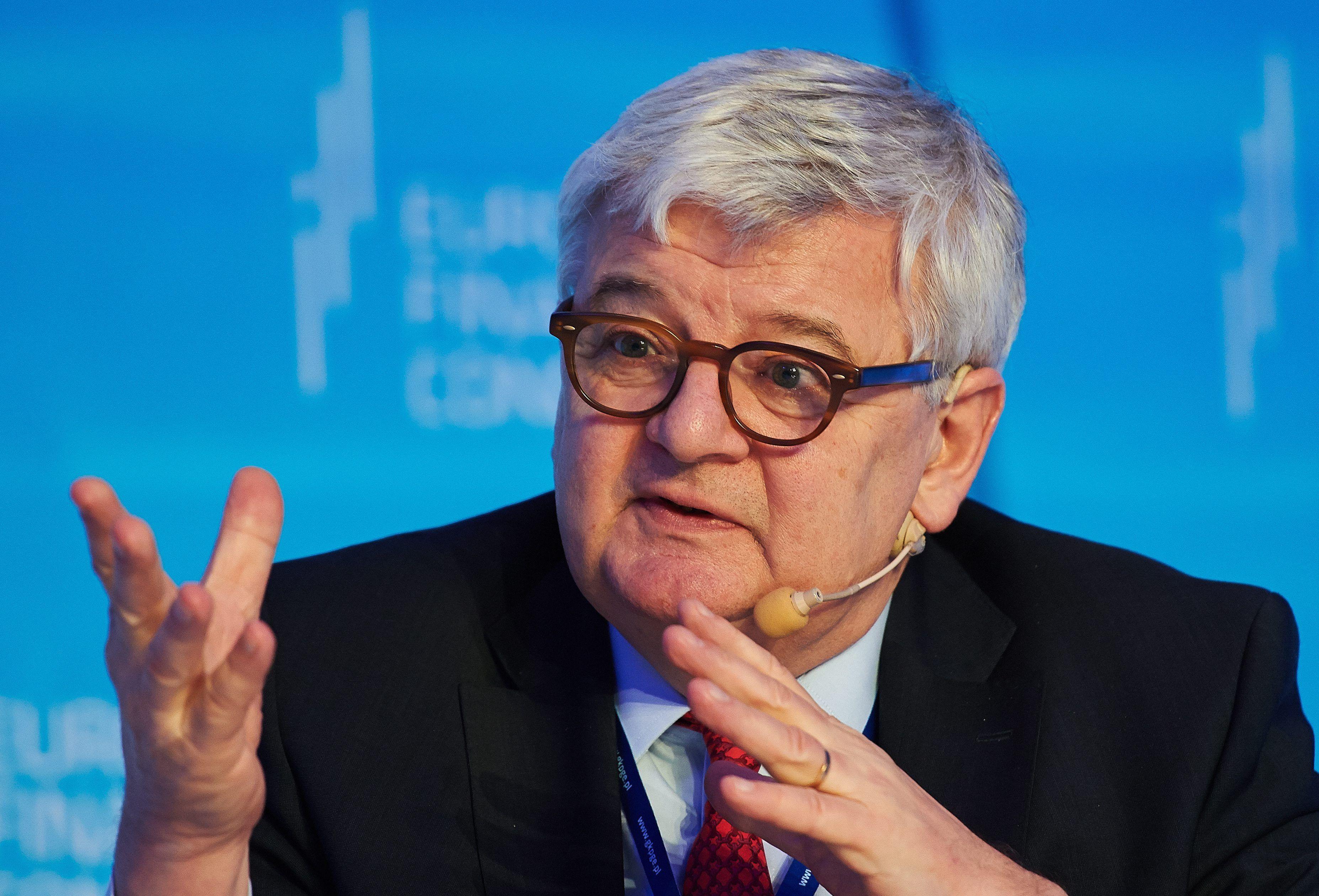 Der Grünen-Politiker ist wohl eines der bekanntesten Gesichter, wenn es um das Thema "Karriere ohne Abi" geht. Immerhin hat der ehemalige Außenminister eines der wichtigsten Ämter im deutschen Politikbetrieb belegt. Er verließ die Schule schon recht früh: Kurz vor Abschluss der zehnten Klasse brach Fischer mit der Schule, begann eine Lehre zum Fotografen. Doch auch damit war bald wieder Schluss. In der Politik fand er dann seine Berufung.