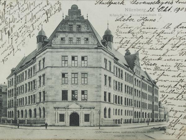 Als 1903 dieses Foto der Nordfassade des heutigen Hans-Sachs-Gymnasiums entstand, waren die Gerüste gerade erst gefallen.