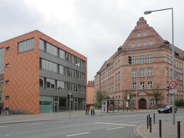 Eine alte Idee, neu interpretiert: der „Würfel“ und der Altbau des Hans-Sachs-Gymnasiums im Jahr 2014.