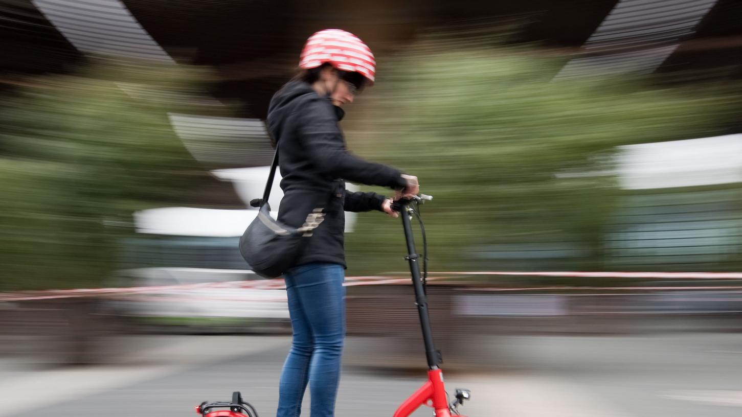 Eine Frau testet auf der Messe bei Hannover einen E-Roller. Bald dürften die Scooter auch fester Teil des Straßenverkehrs sein.