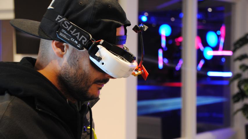 Mustafa Baykal demonstriert die 3D-Brille, die das Bild der Kamera wiedergibt, die auf dem Copter befestigt ist.
