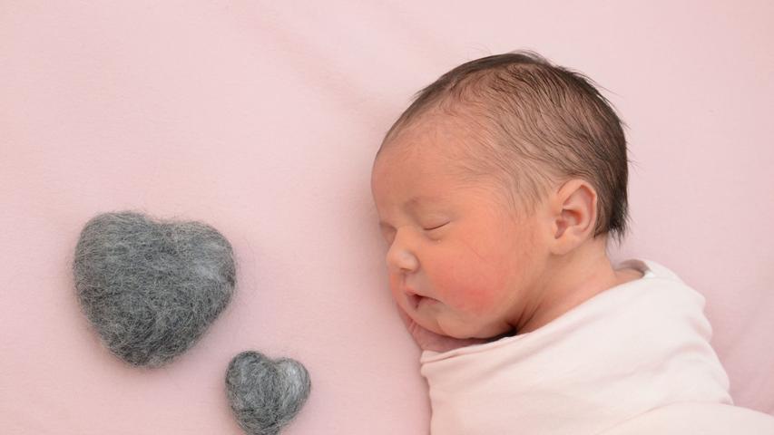 Die süße Isaura kam am 4. Mai zur Welt. Dabei war die 3020 Gramm schwer und 52 Zentimeter groß. Sie wurde im Klinikum Hallerwiese geboren.