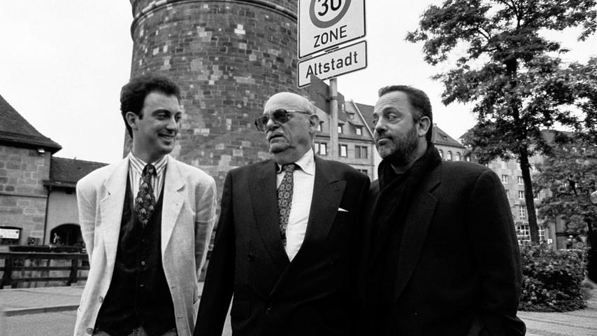 Billy Joel (rechts) gab 1995 zwei Gesprächskonzerte in Nürnberg, dem Geburtsort seines Vaters Helmut (Mitte); dort traf er auch seinen Halbbruder Alexander Joel, heute ein international gefragter Dirigent.