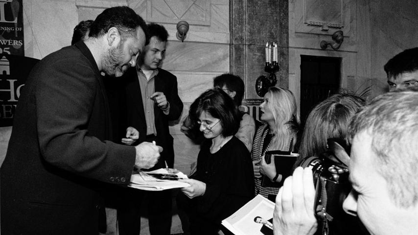 Bei seinem Besuch 1995 in Nürnberg gab Billy Joel auch eifrig Autogramme.