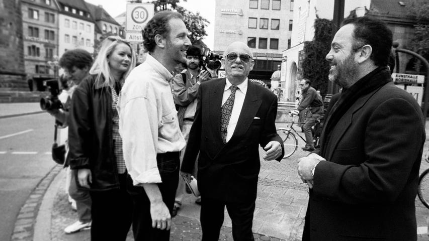 Billy Joel 1995 bei seinem Besuch in Nürnberg im Gespräch mit seinem Vater Helmut und NN-Redakteur Steffen Radlmaier, der das Buch "Die Joel-Story" geschrieben hat.