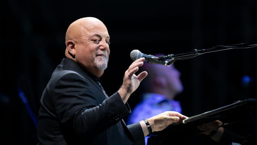 Der amerikanische Rockstar Billy Joel, dessen Familie aus Franken stammt, feiert am 9. Mai seinen 70. Geburtstag - wie es sich gehört auf der Bühne. Er spielt an diesem Abend wieder mal im New Yorker "Madison Square Garden", quasi sein eigener Rock-Palast. Es wird eine XXL-Geburtstagsparty. Wir blättern aus diesem Anlass ein wenig im Fotoalbum.