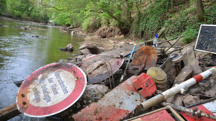"Schatzsuche" im Fluss: Schlammige Funde in der Rednitz
