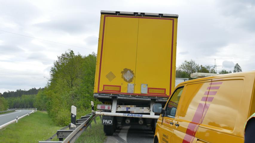 Auflieger löst sich von Lkw: Stau am Autobahnkreuz Altdorf 