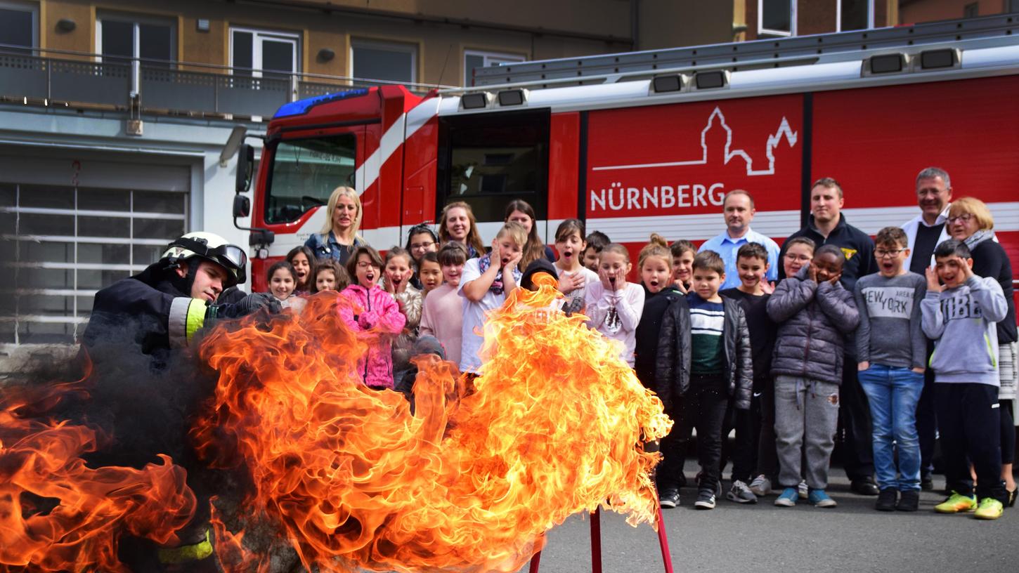 Fassungslos und erstaunt zugleich begutachteten die Drittklässler der Herrschelschule die spektakulären Vorführungen des Feuerwehrmanns.
