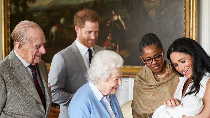 ... die wohl bekannteste (Ur-)Oma der Welt: Queen Elisabeth II. (Mitte) und die gesamte Königsfamilie freuen sich sichtlich über den neuen kleinen Mann in ihrer großen Familie.