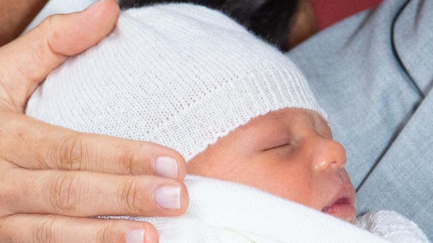 So süß und müde: Harry und Meghan zeigen erstmals Royal Baby Archie