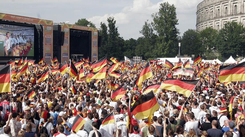 Nach dem zweiten Weltkrieg war Flagge zeigen über Jahrzehnte verpönt in Deutschland - bis zur WM 2006. Ob am Auto, am Fenster oder beim Public Viewing: Fahnen in Schwarz-Rot-Gold sorgen nicht mehr für Aufreger in der Republik - und auch der Rest der Welt hat kein Problem mehr damit.
