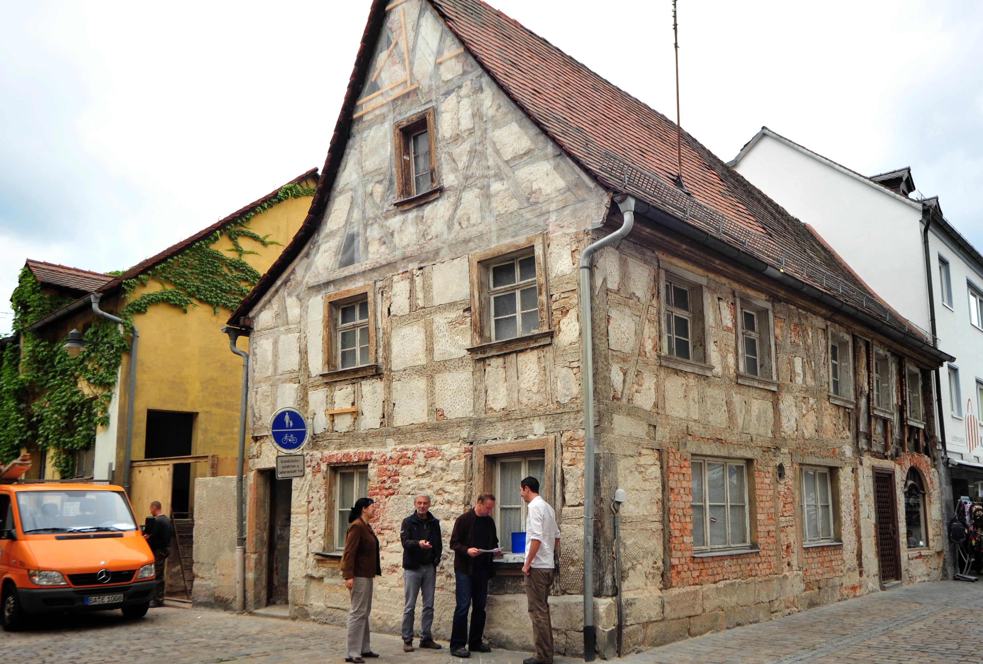 Anfang der 2000er Jahre gab es eine Phase, in der die Geschichte der Häuser erst entdeckt und das beim Bau verwendete Holz untersucht wurde, wie bei diesem hier in der Hornschuchallee 30. Mehr über die historische Nutzung der Gebäude ist in den zwei Bänden des Werks "Häuserbuch Alt-Forchheim" von Reinhold Glas zu finden. Die sieben ältesten stellen wir nun vor: ...