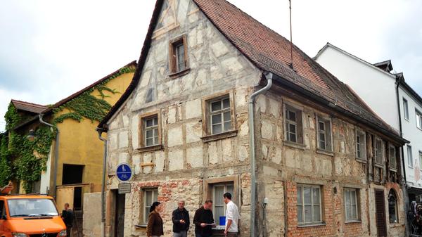 Anfang der 2000er Jahre gab es eine Phase, in der die Geschichte der Häuser erst entdeckt und das beim Bau verwendete Holz untersucht wurde, wie bei diesem hier in der Hornschuchallee 30. Mehr über die historische Nutzung der Gebäude ist in den zwei Bänden des Werks "Häuserbuch Alt-Forchheim" von Reinhold Glas zu finden. Die sieben ältesten stellen wir nun vor: ...