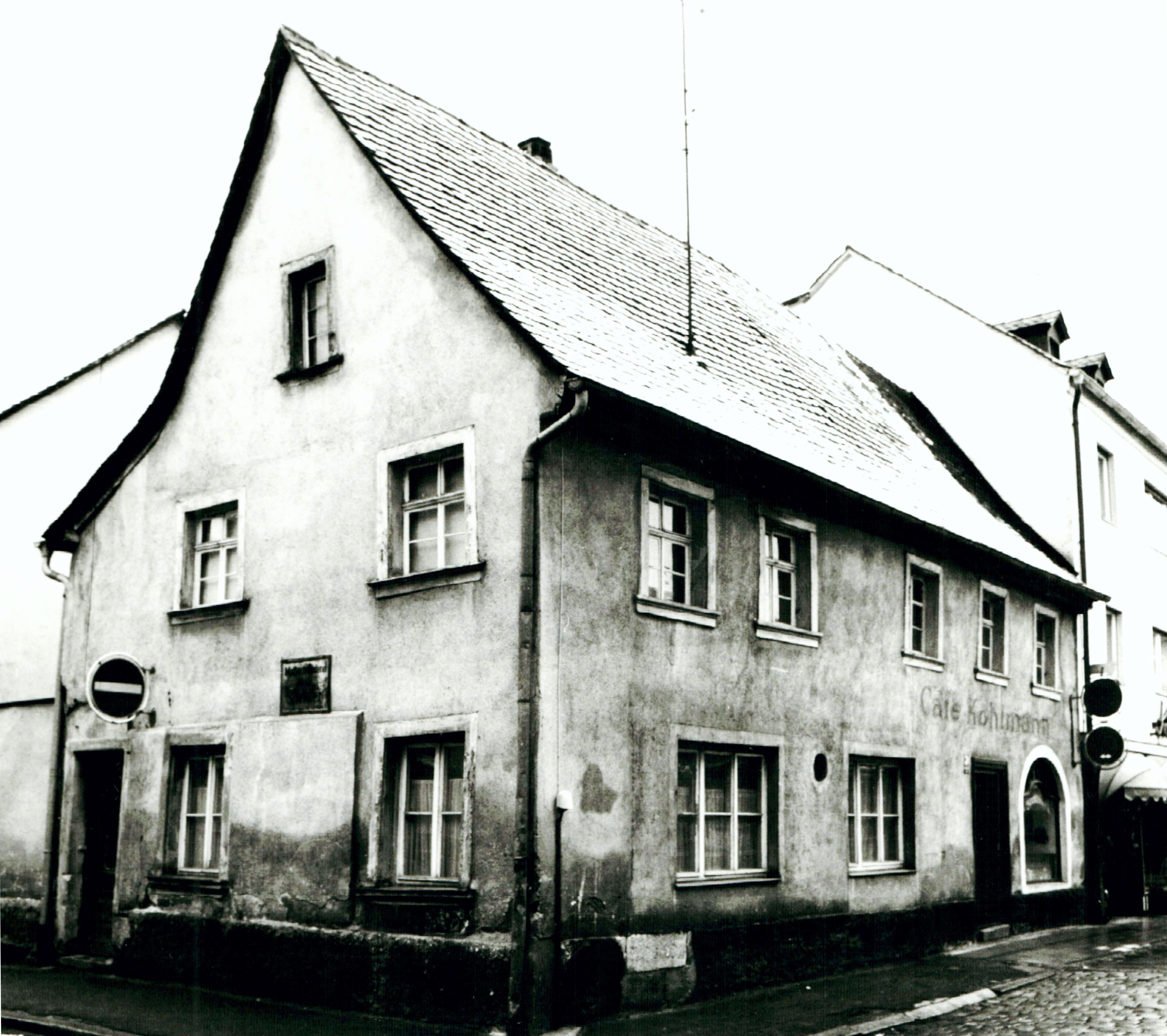 ... ist von einem "Wohnhaus mit Kaffeeschenke, Trinkhalle und Hofraum" die Rede. Bis Anfang der 1950er Jahre wurde hier die "Kaffee- und Weinstube Kohlmann" betrieben.