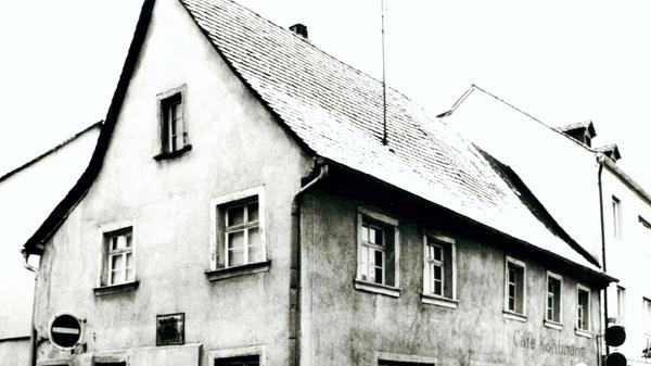 ... ist von einem "Wohnhaus mit Kaffeeschenke, Trinkhalle und Hofraum" die Rede. Bis Anfang der 1950er Jahre wurde hier die "Kaffee- und Weinstube Kohlmann" betrieben.