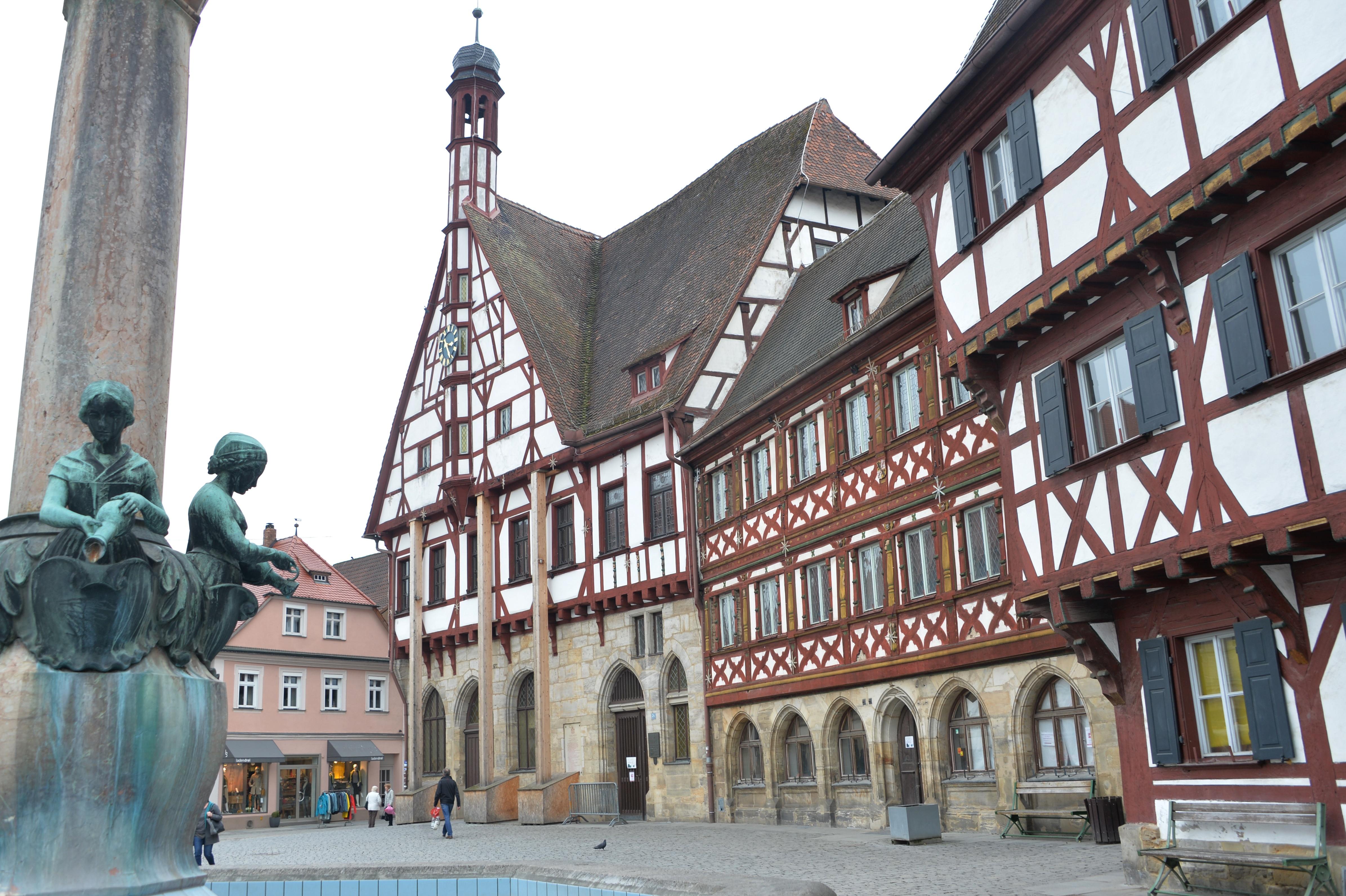 Denn sie haben den Dreißigjährigen Krieg und den Zweiten Weltkrieg überlebt – anders als kleine Städte wie Ebermannstadt, das niedergebrannt wurde, und größere Städte, die die Alliierten zerbombten. "Wir haben in Forchheim sehr viel alte Substanz, was viele nicht wissen und man auf den ersten Blick auch nicht sieht", sagt Brütting. Das Rathaus wurde 1402 errichtet.