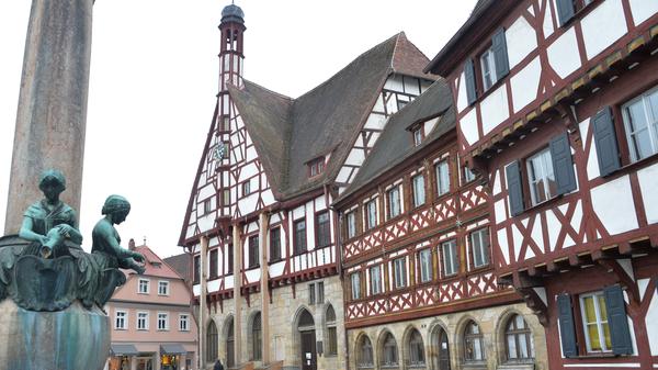 Denn sie haben den Dreißigjährigen Krieg und den Zweiten Weltkrieg überlebt – anders als kleine Städte wie Ebermannstadt, das niedergebrannt wurde, und größere Städte, die die Alliierten zerbombten. "Wir haben in Forchheim sehr viel alte Substanz, was viele nicht wissen und man auf den ersten Blick auch nicht sieht", sagt Brütting. Das Rathaus wurde 1402 errichtet.