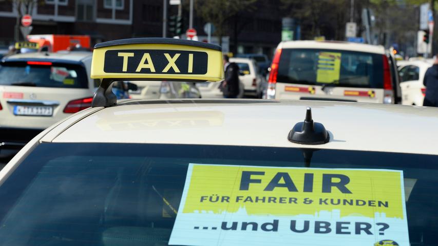 Über die Uber-App können User auch ein normales Taxi buchen. In Deutschland zahlen kooperierende Taxiunternehmen für die Vermittlung sieben Prozent des Fahrpreises an Uber. Der Ride-Sharing-Dienst ist bei Taxifahrern allerdings nicht beliebt. Taxiunternehmen, die mit Uber zusammenarbeiten, gelten als "Verräter", die das Gewerbe gefährden.