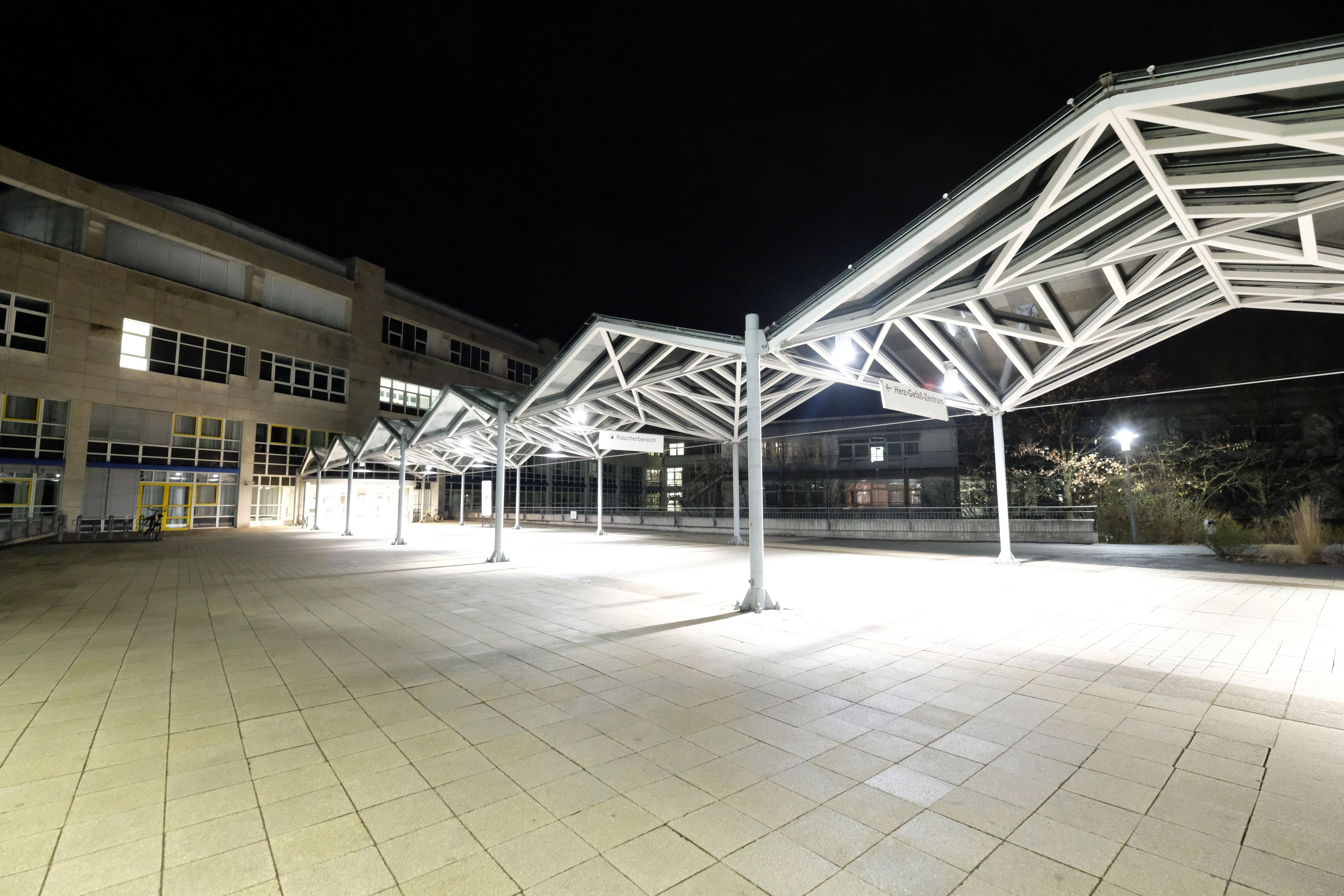 Besonders herausragende Noten erhielt das Klinikum Nürnberg in der Kategorie "Lokales Engagement". Hier: Der Eingang zum Südklinikum bei Nacht.