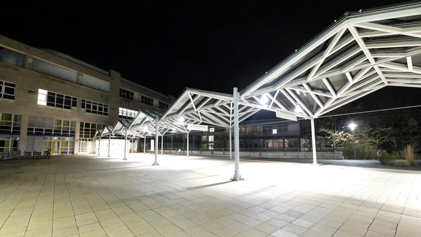 Besonders herausragende Noten erhielt das Klinikum Nürnberg in der Kategorie "Lokales Engagement". Hier: Der Eingang zum Südklinikum bei Nacht.