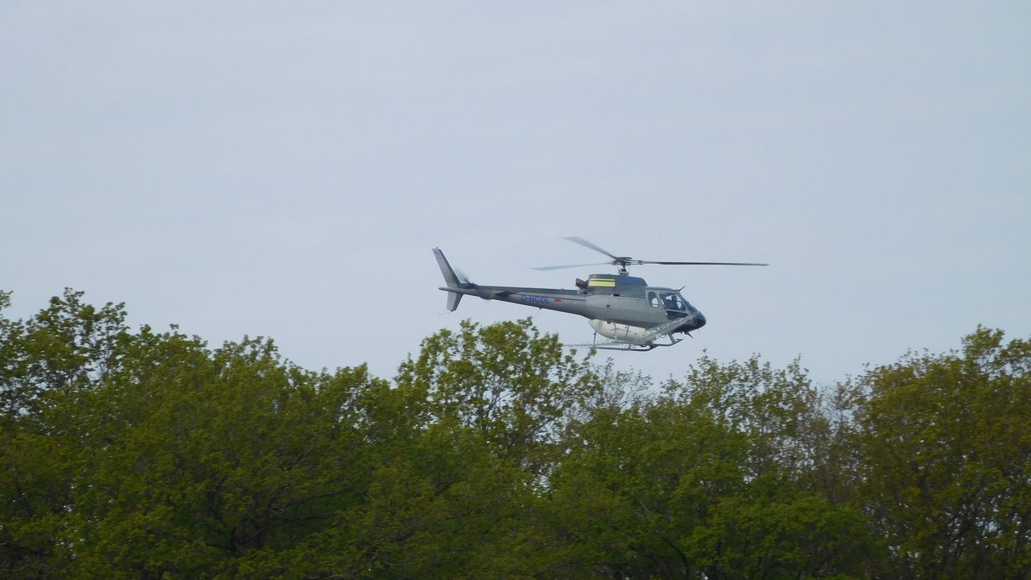 Im südlichen Landkreis war ein Hubschrauber über dem Wald unterwegs und hat ein Insektizid ausgebracht. Das hat für Unruhe in der Bevölkerung gesorgt.
Im südlichen Landkreis war ein Hubschrauber über dem Wald unterwegs und hat ein Insektizid ausgebracht. Das hat für Unruhe in der Bevölkerung gesorgt.