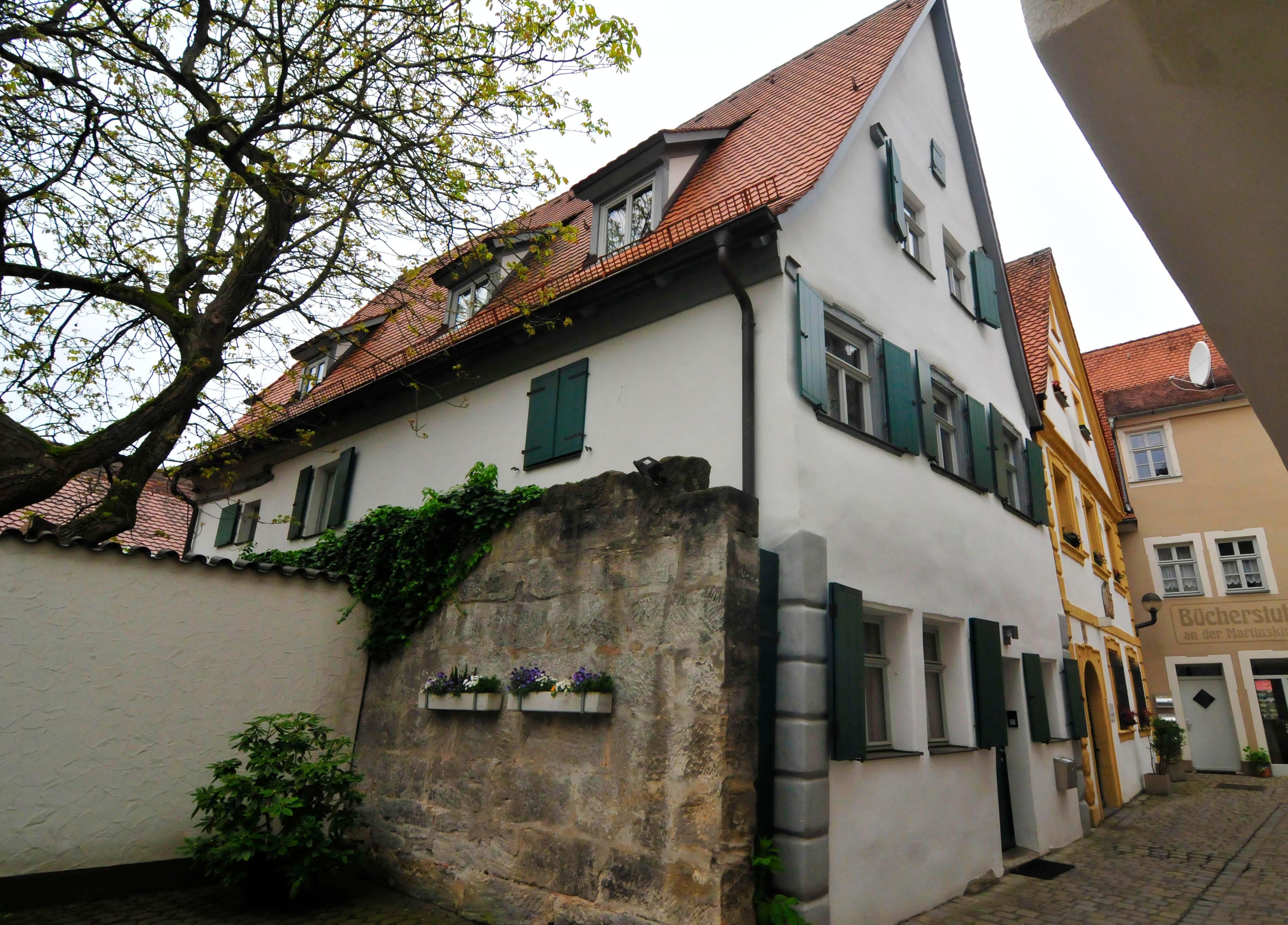 Das Haus in der St.-Martin-Straße 15 ist 1362/63 erbaut worden, ab 1417 wurde ein Anbau hinzugefügt. Es diente als Wohnhaus und taucht in archivarischen Quellen ...