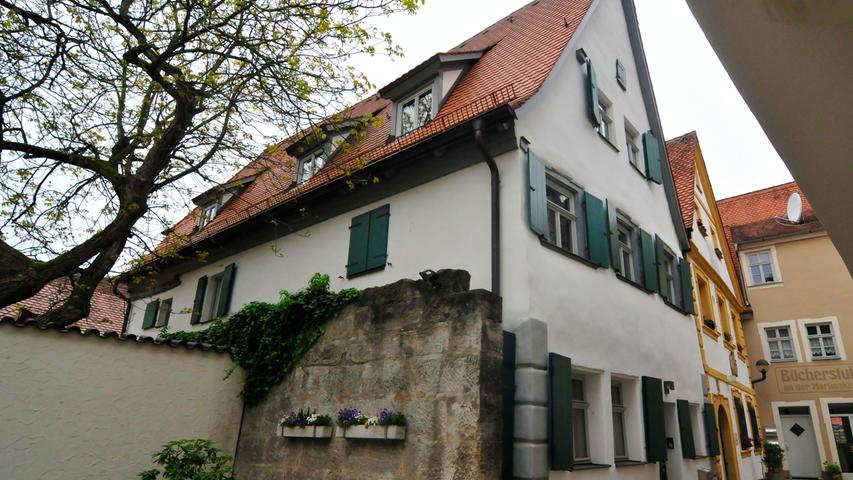 Das Haus in der St.-Martin-Straße 15 ist 1362/63 erbaut worden, ab 1417 wurde ein Anbau hinzugefügt. Es diente als Wohnhaus und taucht in archivarischen Quellen ...