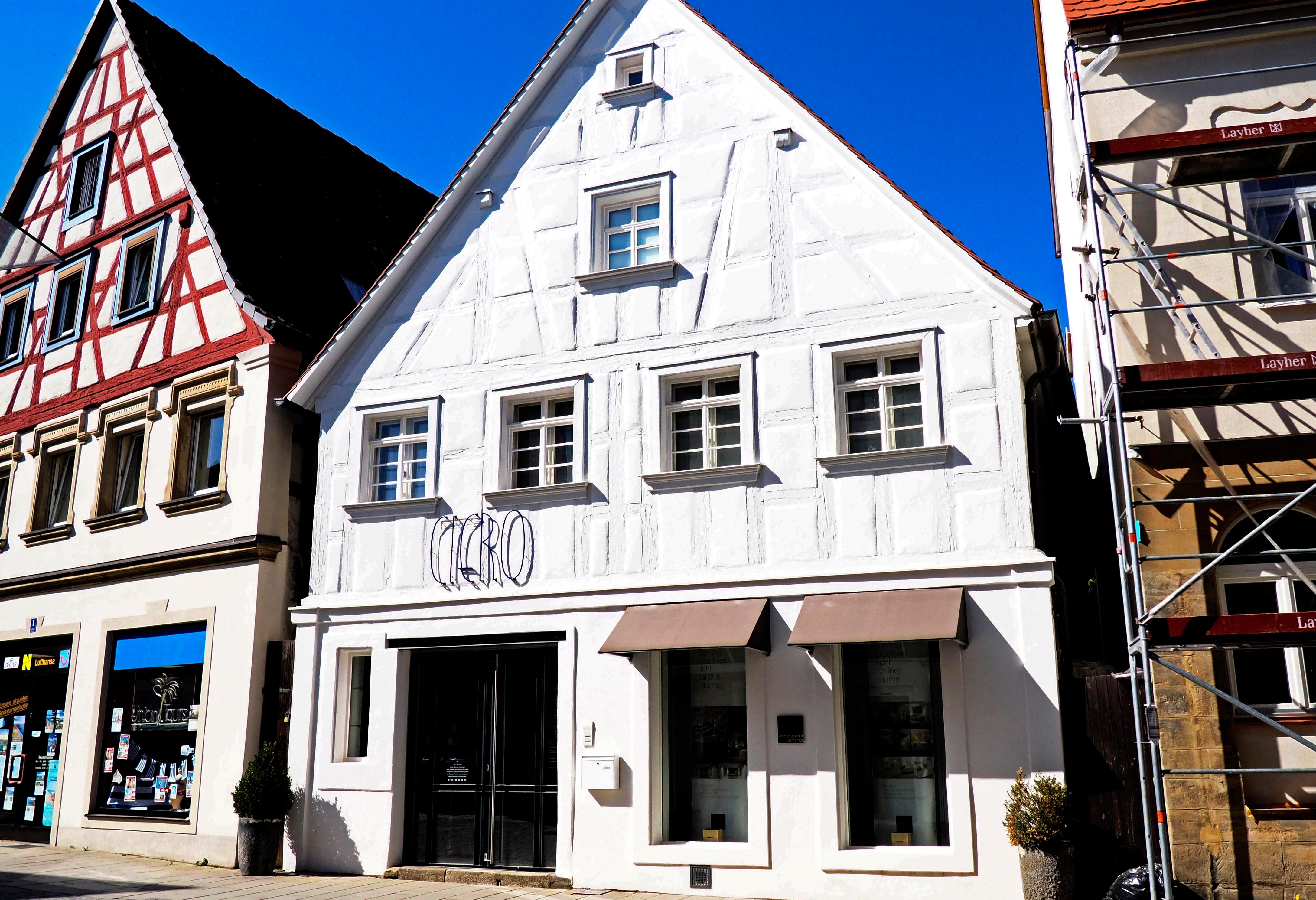 Die Holzgasse 3 stammt von 1399/1400. 1663 war aber noch von einem "Haus in der Stoygassen" die Rede, es lag zwischen einem Büttner und einem Metzger. Hinter dem Haus grenzte noch ein weiterer Metzger an. 1827 wurde ein Bäckermeister durch Heirat zum Besitzer des Hauses.