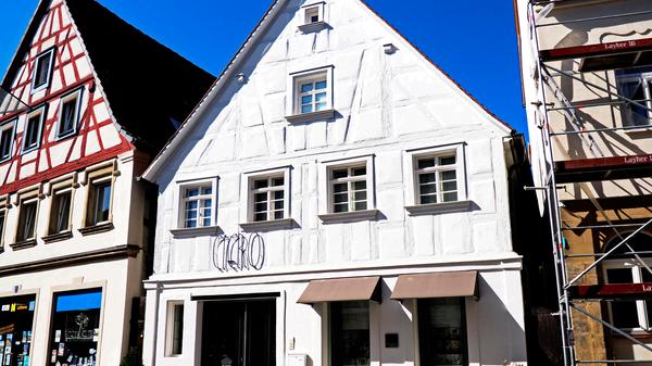 Die Holzgasse 3 stammt von 1399/1400. 1663 war aber noch von einem "Haus in der Stoygassen" die Rede, es lag zwischen einem Büttner und einem Metzger. Hinter dem Haus grenzte noch ein weiterer Metzger an. 1827 wurde ein Bäckermeister durch Heirat zum Besitzer des Hauses.