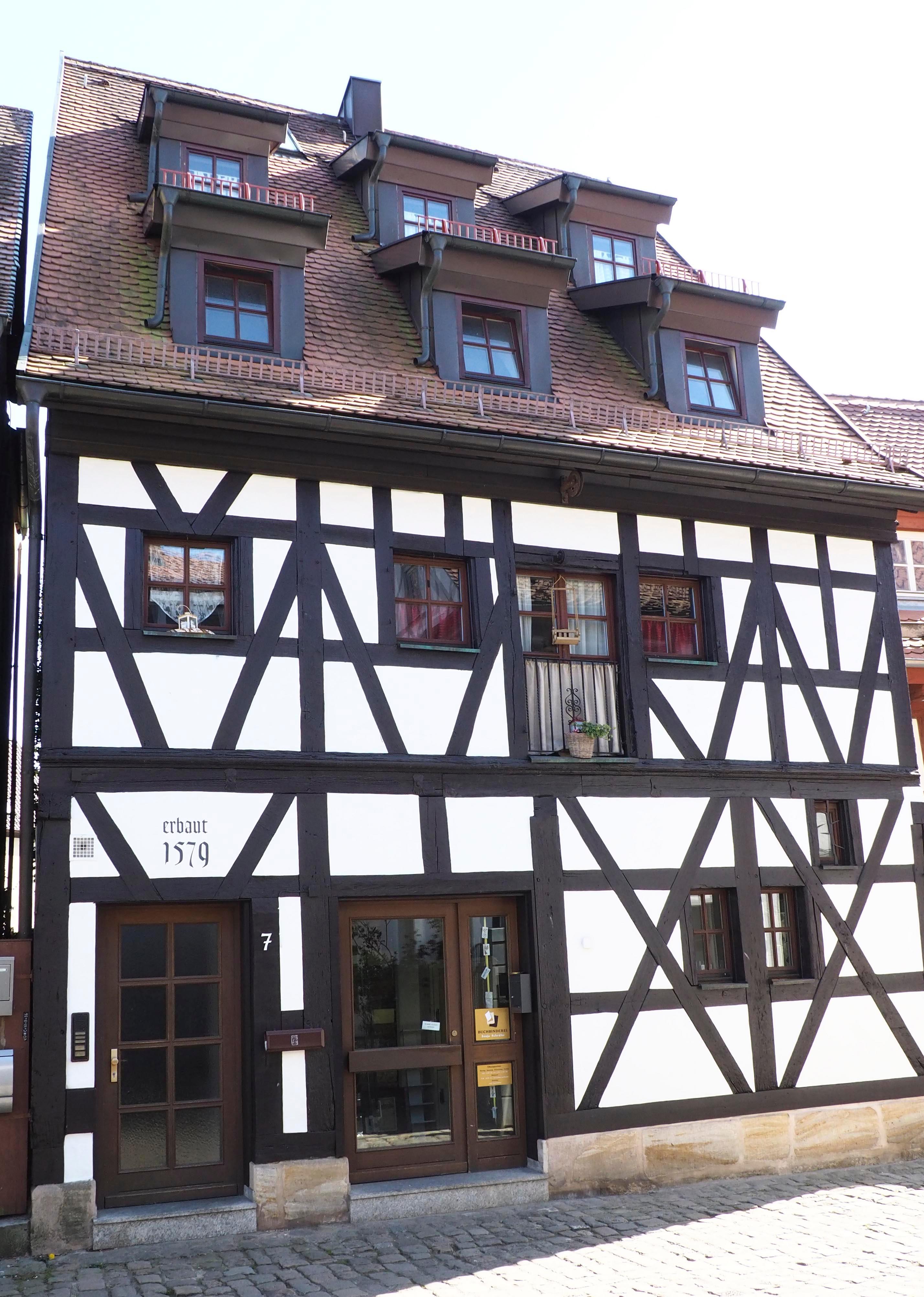 Das Rosengässchen 4 wurde 1342 als zweistöckiges Fachwerkhaus gebaut. Als Pfründehaus der Prädikatur des Stifts St. Martin wohnten hier...