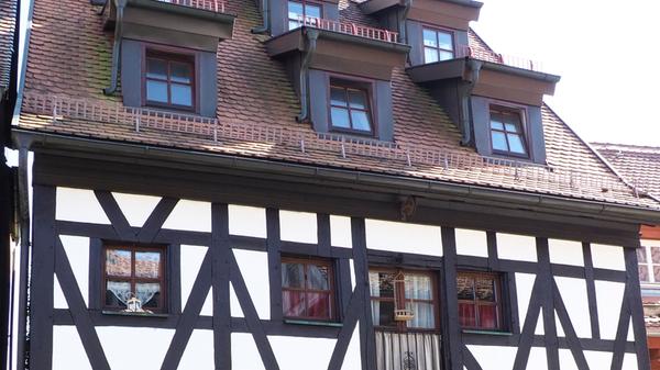 Das Rosengässchen 4 wurde 1342 als zweistöckiges Fachwerkhaus gebaut. Als Pfründehaus der Prädikatur des Stifts St. Martin wohnten hier...