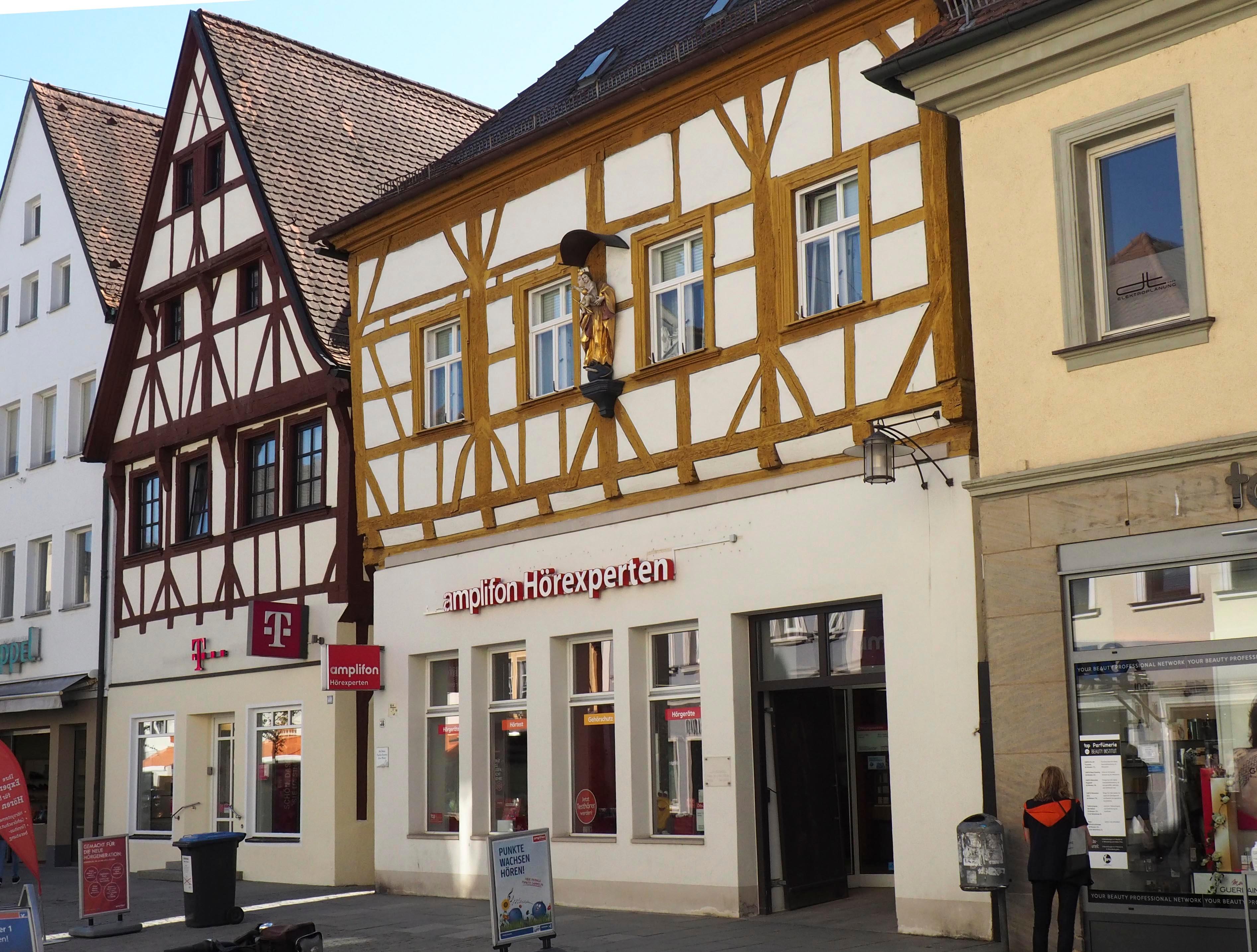 Die Hauptstraße 38 wurde zwar im 18. Jahrhundert umgebaut, das heutige stammt aber dennoch schon aus dem Jahr 1400. Von 1552 bis 1568 ...