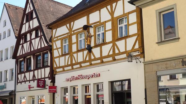 Die Hauptstraße 38 wurde zwar im 18. Jahrhundert umgebaut, das heutige stammt aber dennoch schon aus dem Jahr 1400. Von 1552 bis 1568 ...