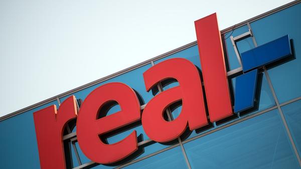 Eine Tüte voller Überraschungen hat auch der Real im Mercado, in der Äußeren Bayreuther Straße, im Angebot: Hier finden sich übrig gebliebene Lebensmittel aus allen Bereichen des Marktes, von Molkereiprodukten bis zu Backwaren aus der hauseigenen Marktbäckerei. Im Real in der Virnsberger Straße gibt es verschiedenes saisonales, regionales aber auch exotisches Obst und Gemüse abzustauben. Eine abgefüllte Tüte gibt es in beiden Märkten für 3,50 Euro.