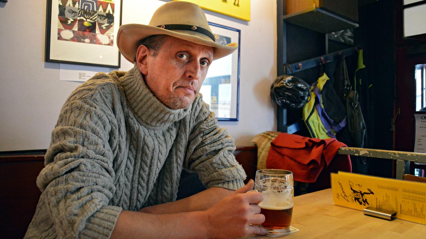Lonesome Rider: Martti Mäkkelä, Fürths berühmtester Finne, trifft sich und geht gerne auf ein gutes fränkisches Bier in Kneipen mit Charakter - wie das Boca in Fürth oder (im Bild) das Café Express hinter dem Nürnberger Hauptbahnhof. Auch draußen in der Fränkischen kredenzt er gerne die Produkte kleinerer Brauereien.