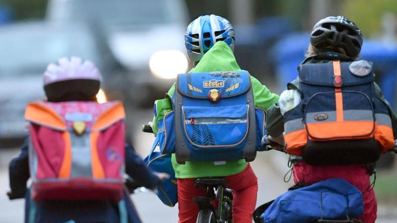 Mit dem Fahrrad zur Schule unterwegs waren auch zwei Geschwister aus Amberg. Die Räder der beiden wurden Opfer von mehreren Sabotage-Akten.
