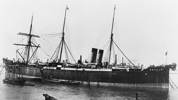 Riskante Aufträge scheute das Unternehmen nicht: 1874/75 verlegten die Siemens-Brüder Werner, William und Carl ein mehr als 3000 Kilometer langes Telegrafenkabel zwischen Europa und den USA - mit Hilfe des eigens gebauten Kabeldampfers Faraday.