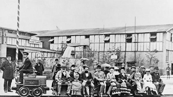 1879 präsentierte Siemens auf der Berliner Gewerbeausstellung die weltweit erste elektrische Eisenbahn. Grundlage dafür war das dynamoelektrische Prinzip, das Werner von Siemens 1866 entdeckt hatte.